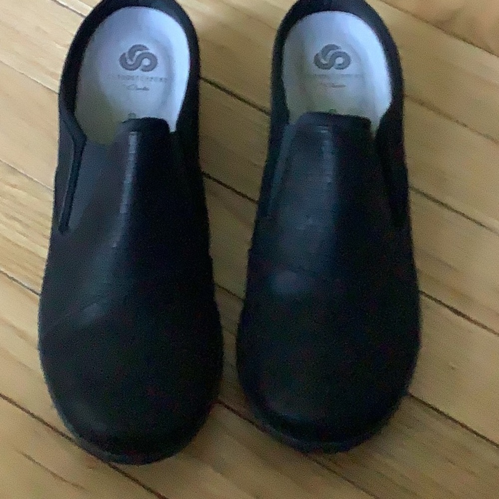 Brand new Clark’s Cloudsteppers size 9 1/2 black shoes